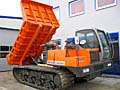Auf dem Bild ist ein orangener Raupendumper abgebildet.